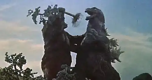 哥斯拉大战金刚:致敬老版的三大情节,哥斯拉从被塞树到被塞斧头