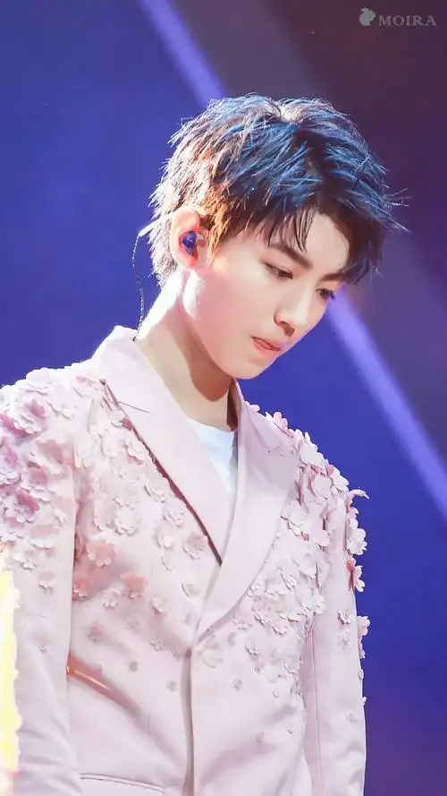 如何评价王俊凯染蓝色头发? - 知乎