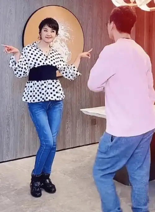 47岁方琼穿大棉鞋热舞,老搭档程成罕露面,两人曾被称金童玉女_视频