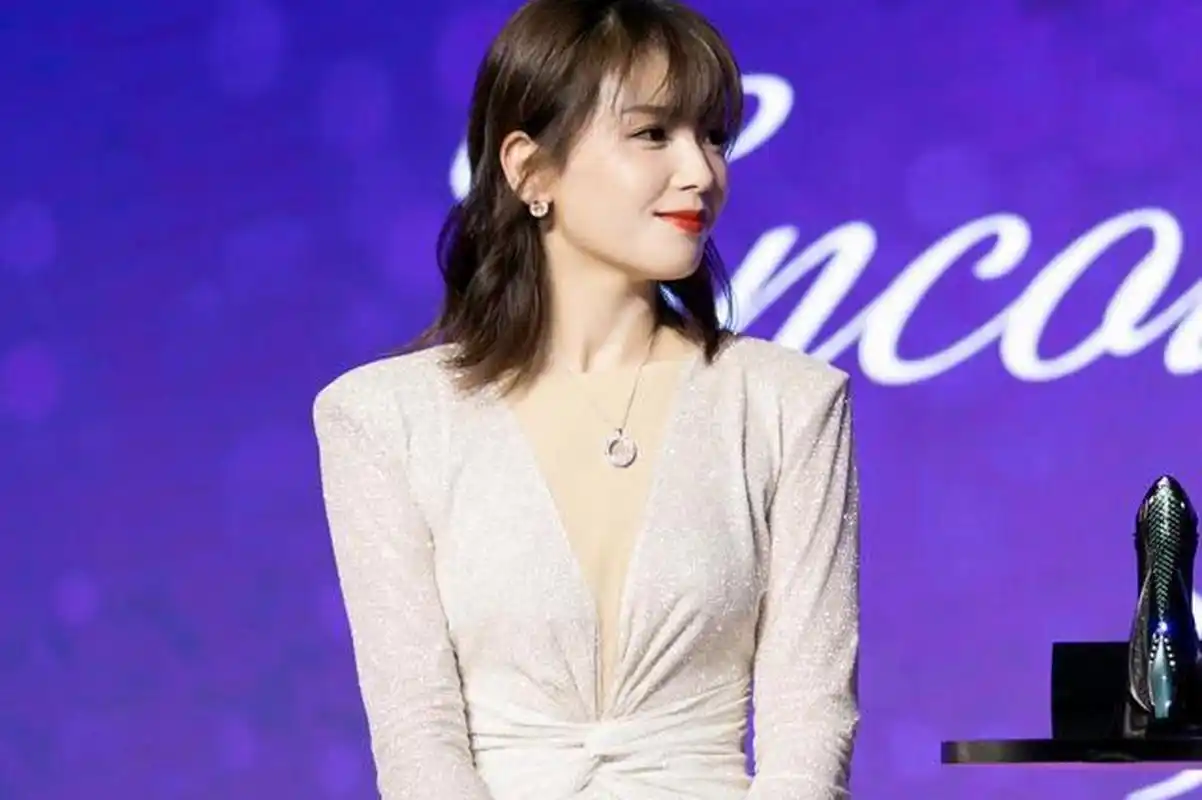 [原文:刘涛真豁得出去!穿深v裙.