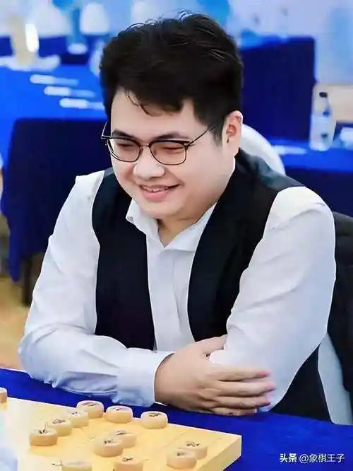 他是象棋神话级棋手 从业余出身打到全国第一 闭着眼都能下二十多个