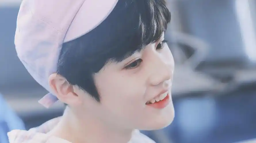 姚景元台风少年团捕捉到一只笑起来甜甜的男孩儿