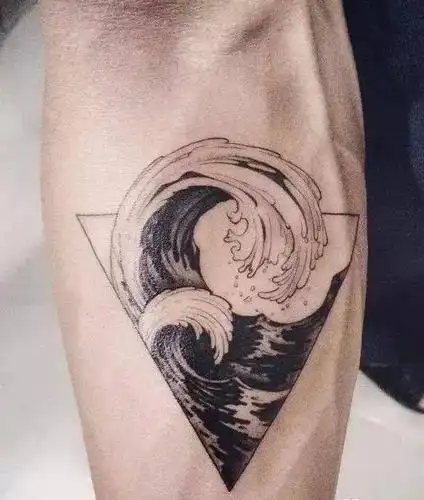 传统纹身中不可缺少的配角"浪花"