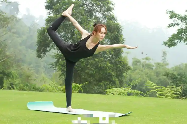 阔太胡静练瑜伽秀一字马