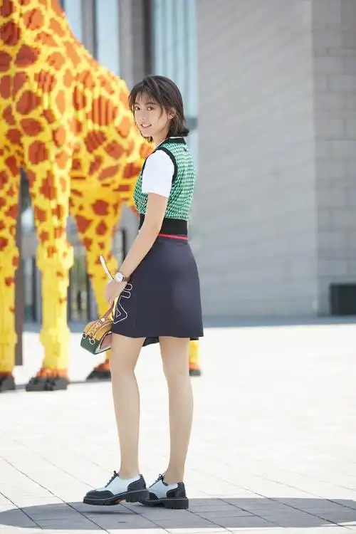 俊俏短发少女赵今麦春日时尚街拍图片