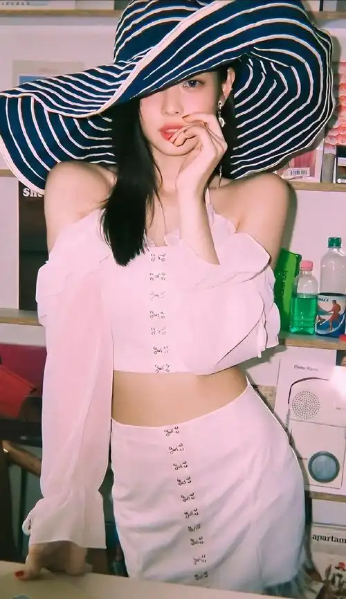 原创金智妮化身夏日甜心穿波点裙甜出新高度粉丝大呼恋爱了