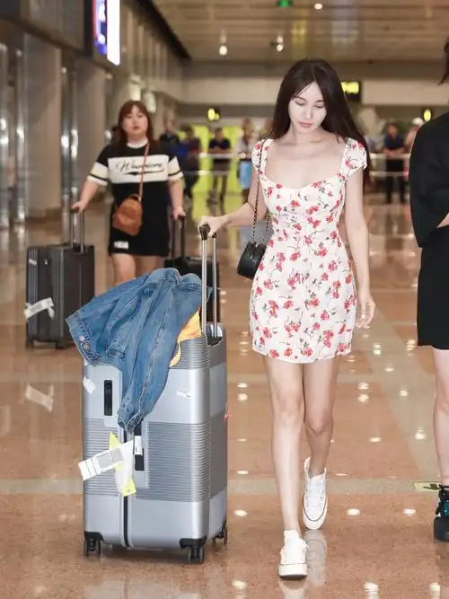 也很好地修饰了李菲儿的身材比例,166cm的身高好像是176cm的效果一样