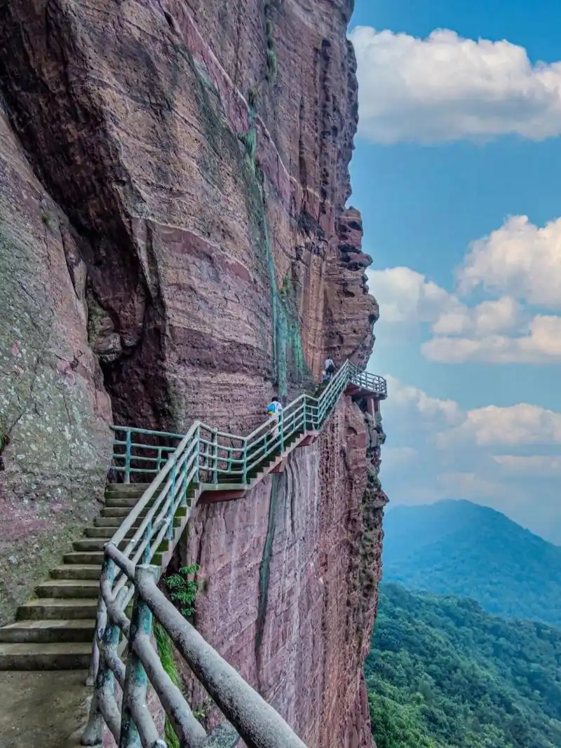 江西·上饶|龟峰:一峰多景,无峰不成景 位于江西上饶弋阳县的龟峰景区
