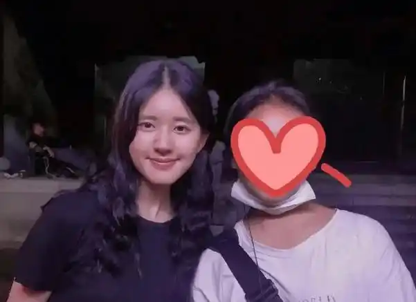 胡同化妆师晒与关晓彤赵露思合照两人比耶随和