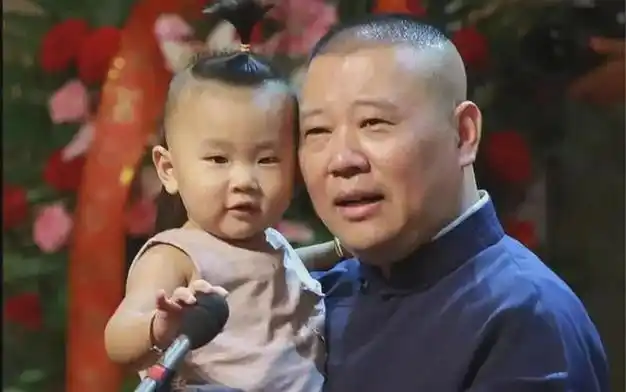 而这些委屈在弟弟郭汾阳出生后就更加明显,他小时候表演出错会受到