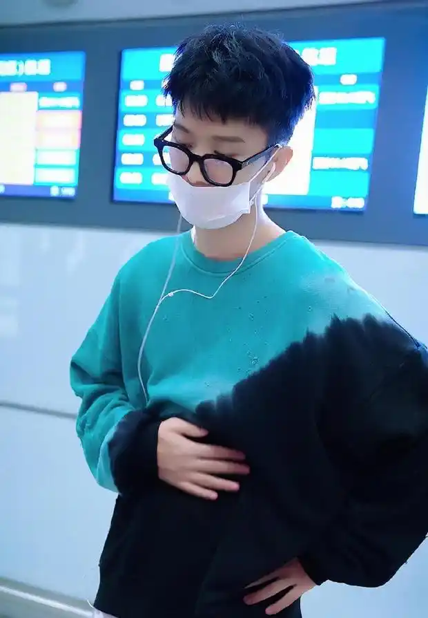 日前,范丞丞身穿蓝黑配卫衣,戴口罩现身机场.