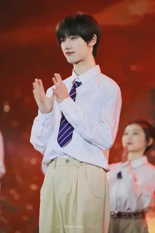 丁程鑫夏日少年派学院风造型