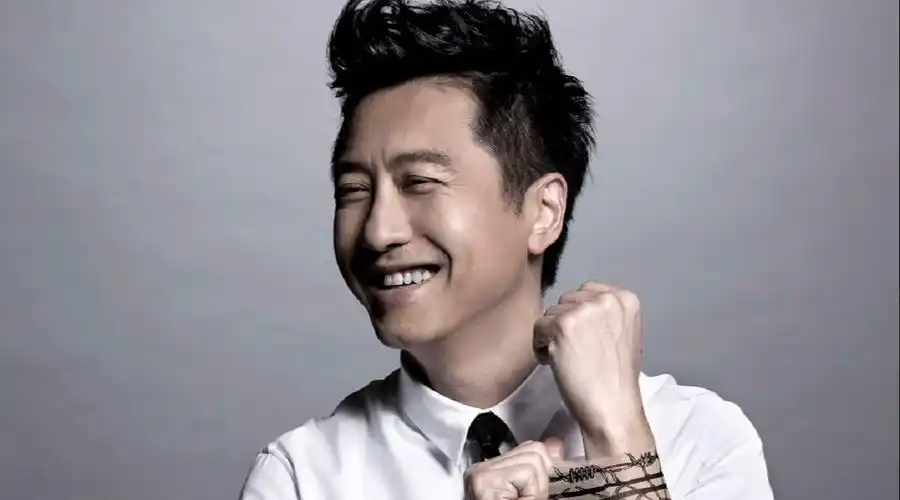 中国台湾男歌手,庾澄庆为爱女举办周岁宴,脸上带着满满爱意!