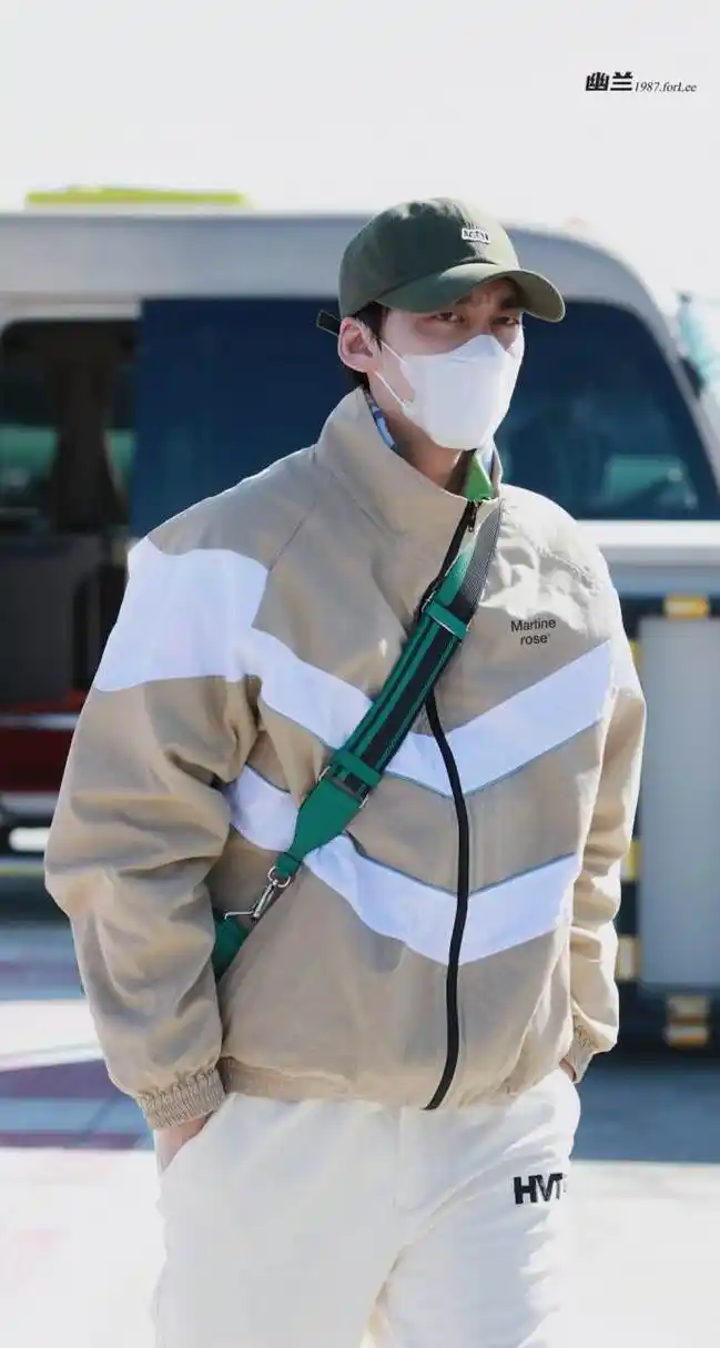 李易峰最新机场私服look,拼色运动外套搭配白色休闲阔腿裤和白色反光