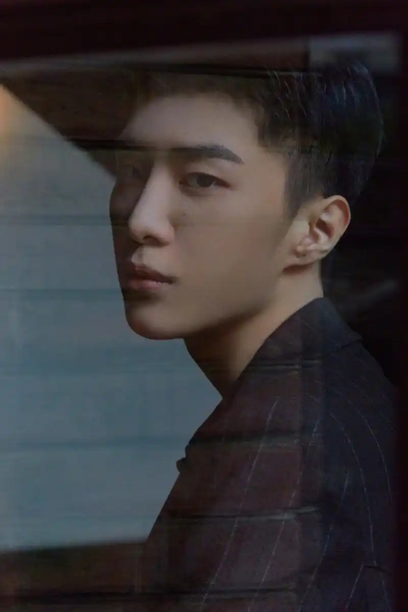 范丞丞活动造型图,清爽短发搭配黑色修身西服,是冷冽英气的少年