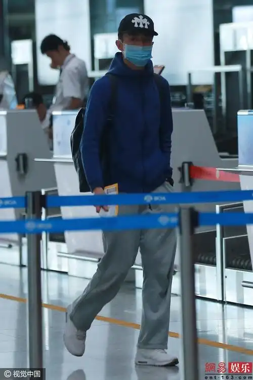 霍建华运动装低调现身机场 帅气难挡