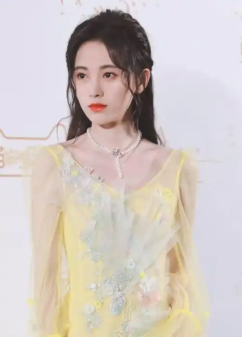 关晓彤去掉两人后跟的高度后,比鞠婧祎高了半个头.