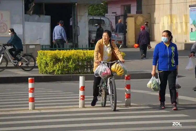 珦铭咔影过马路车来人往2021