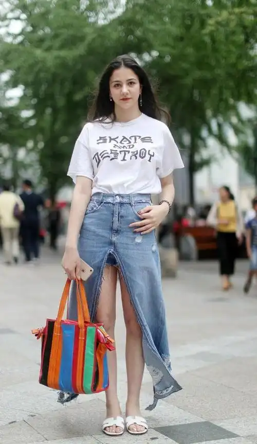 杭州美女街拍,4种不同风格的时髦夏日穿搭,你喜欢哪一种?