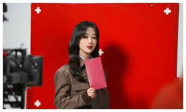 杨紫娇俏,杨幂红衣秀长腿,杨颖踏出保守!闺蜜大片!_照片_状态_情人节