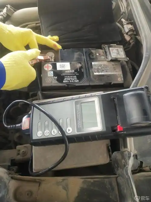 更换电瓶蓄电池是汽车必不可少的一部分可分为传统的铅酸蓄电池和免
