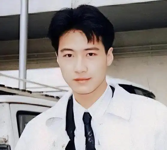 一位网友通过社交账号晒出了天王黎明参加活动的照片,镜头中,黎明身穿