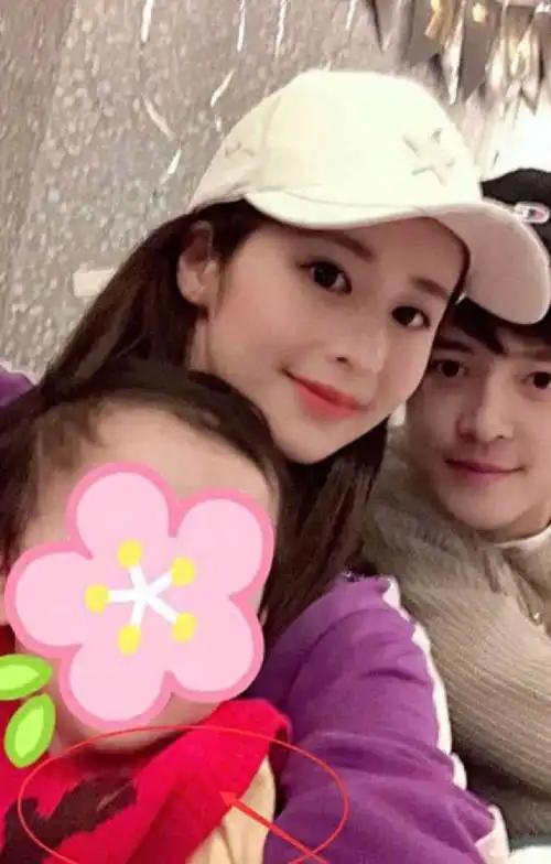 颖儿新年晒全家福,小月亮的衣服抢镜,暴露了家庭花销!