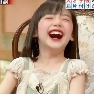 开怀大笑小女孩图片头像 同一个小女孩可爱大笑图片高清头像_女生头像