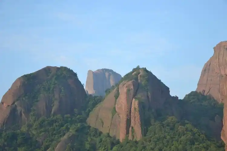 p>龟峰风景名胜区位于 a target="_blank" href="/item/江西省