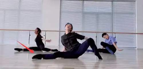 多多妈孙莉晒舞蹈视频脚尖绷直功底强自嘲把动作太大扯破裤子