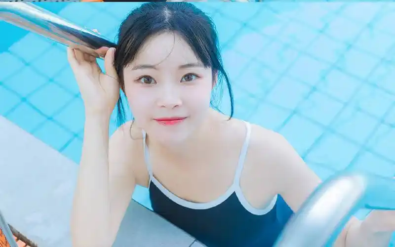 夏天泳池泳衣美女热辣性感写真