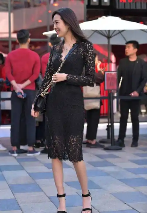 美女脚上一双尖头高跟鞋穿搭出街,看上去特别的有气质