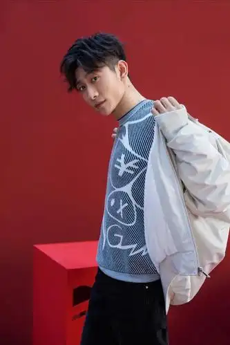 帅气的张一山不管如何搭配,都透露着一种不羁范儿,痞帅痞帅的