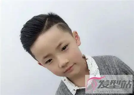 小男孩发型短发铲两边 侧削雕刻打造新潮帅气感