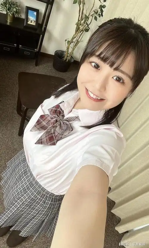 19岁可爱萝莉是「丰满隐乳妹」,脱下眼镜很萌,巨胸有够诱人!