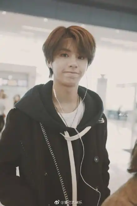 小奇安利社#【#justin黄明昊[超话]#蓬松卷发现身机场 嘟嘴甜笑可爱