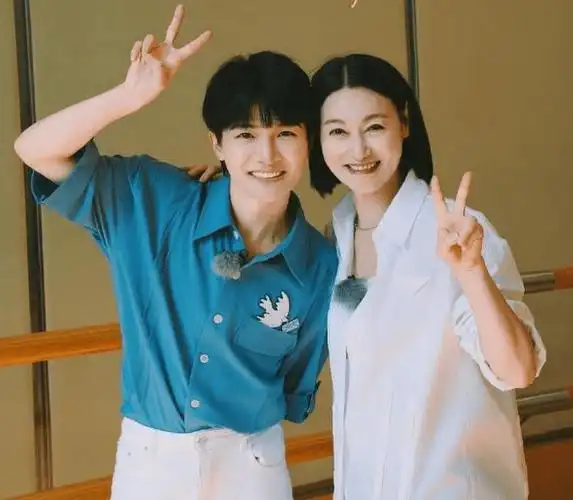 惠英红晒合照为偶像周深庆生,互动亲切似姐弟,诚恳喊话教我唱歌_祝福