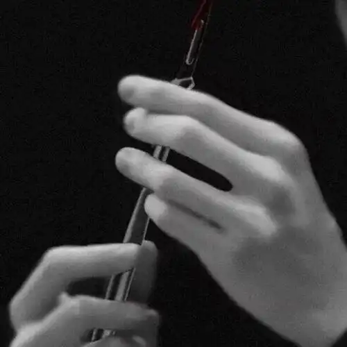 马嘉祺的手是大部分手控看了都会喜欢的那种,手指细长均匀,又纯又欲