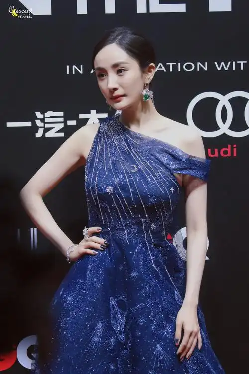 杨幂暗夜星空拖尾蓝裙##杨幂穿运动鞋走红毯真明智##gq盛典红