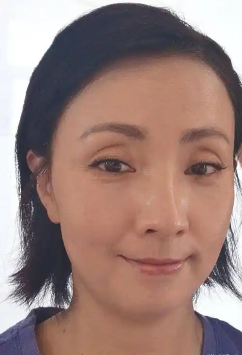 48岁陶虹晒素颜自拍 ,脸上皱纹明显,和精修差距大_长发_短发_照片