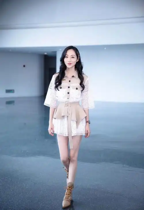 韩雪太会扮嫩了!藏青裙配白t恤美回了小女生,嘟嘴卖萌好俏皮