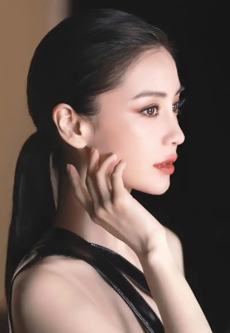 杨颖angelababy为代言品牌拍摄,眼神犀利气场十足,侧脸可以说是模板