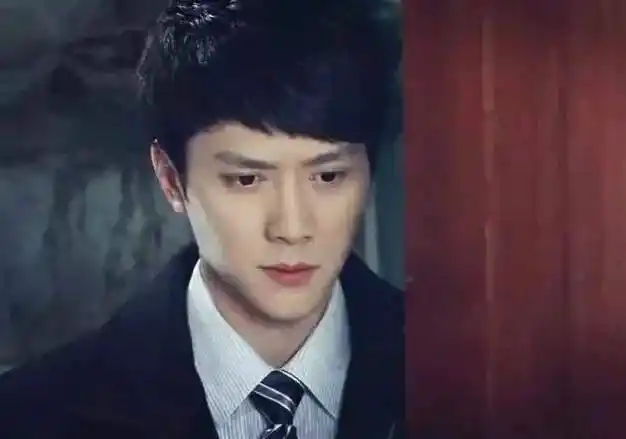 二叔冯绍峰年轻时,妥妥的帅哥一枚,很符合中国传统审美的浓眉大眼