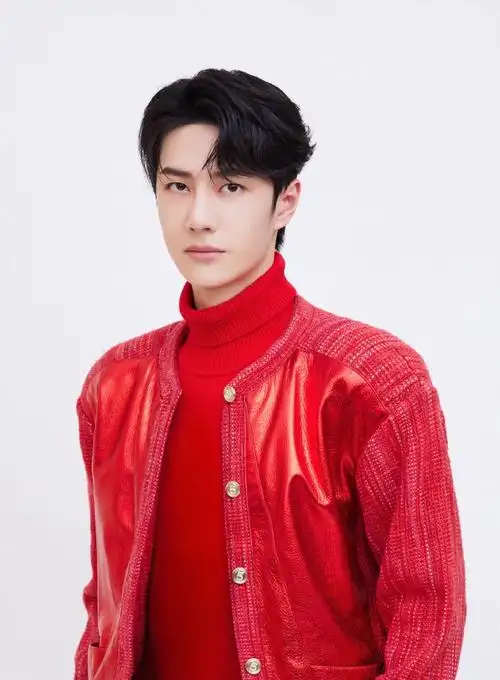 青年演员@uniq-王一博身着chanel2021春夏高级成衣系列红色斜纹软呢