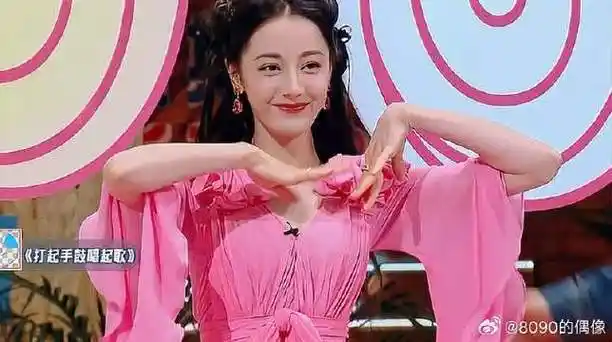 迪丽热巴一听到《打起手鼓唱起歌》就秒进状态,太美啦!