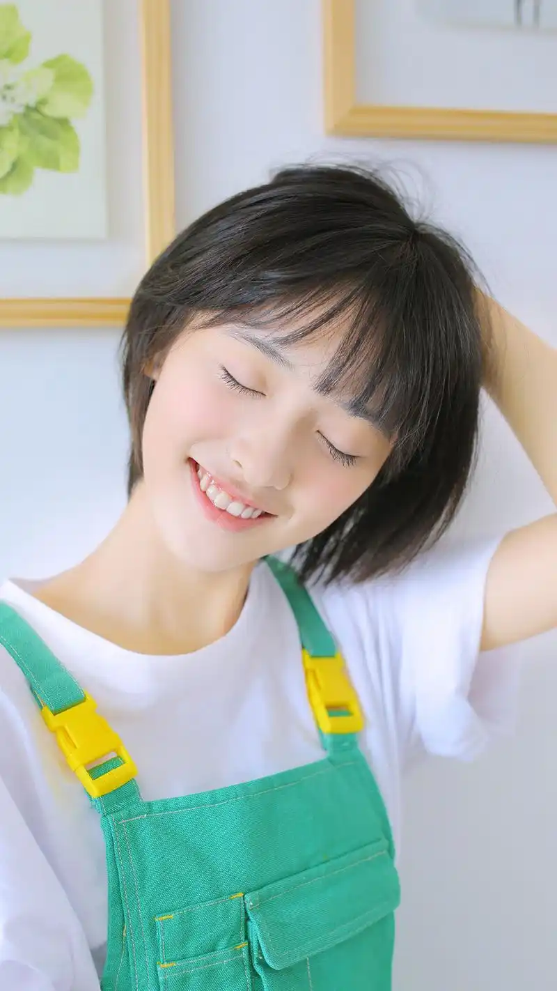小清新短发清纯美女高清写真手机壁纸图片