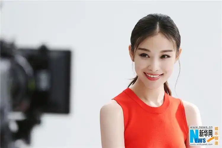 倪妮梳马尾辫纽约拍广告 笑容亲和展东方美韵