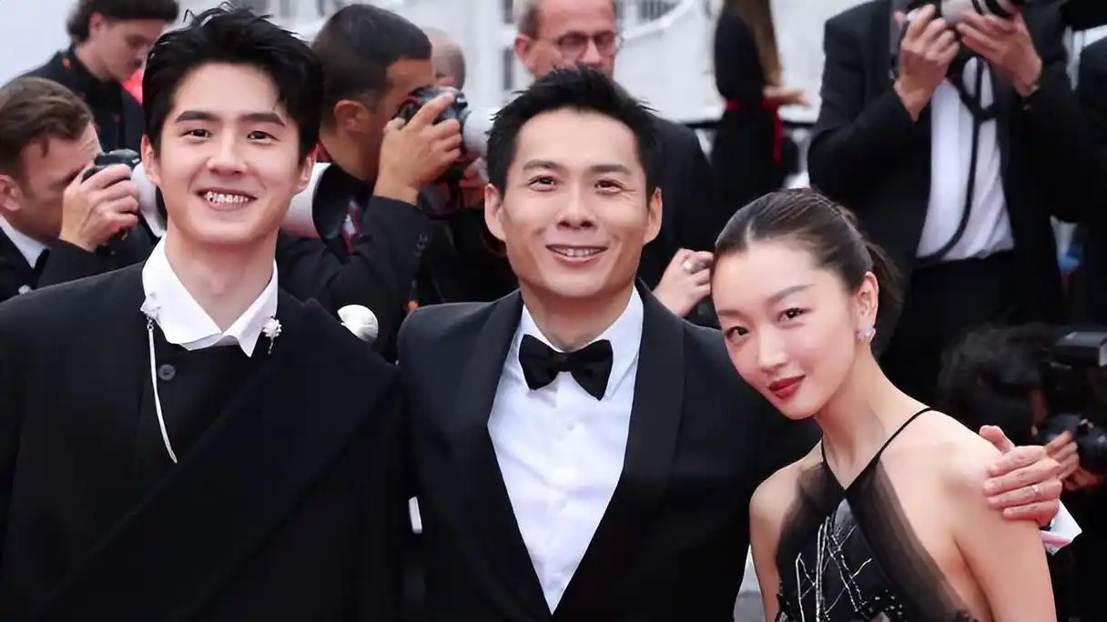 收手吧周冬雨!别折磨观众眼睛了,和两个男人演亲密戏雷人又无脑