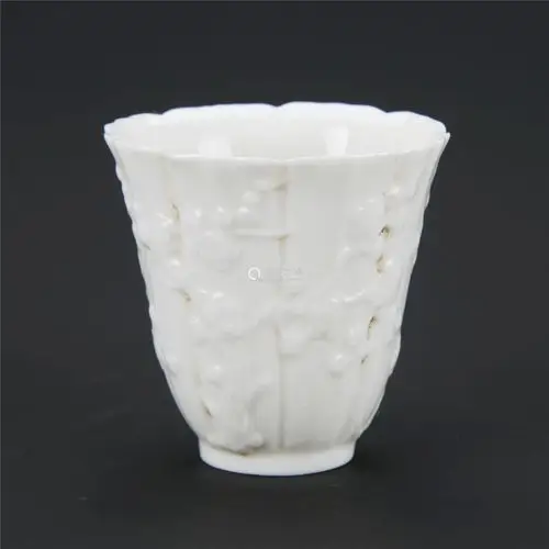 德化白瓷梅花纹花口杯一对