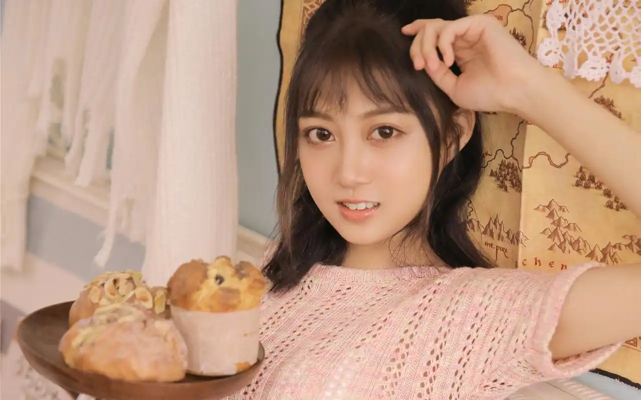 清纯大眼美女小姐姐图片桌面壁纸